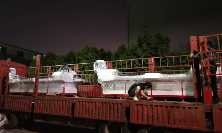 工作人員正在對熱熔鉆攻機(jī)做最后的檢查工作